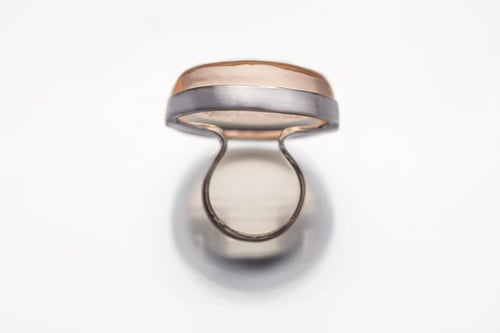 Image of "One might doubt.." silver ring with rose plexiglass · АMBIGERES RAPERENTE.. ·