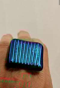 Anillo de vidrio azul con relieve 