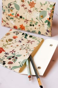 Image 2 of ESTUCHE ESTAMPADO FLORES BEIGE