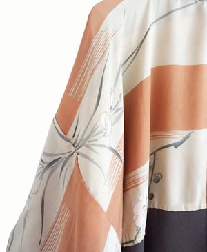 Image of Kort kimono dame af silke med sakura blomster - vendbar