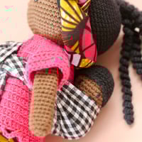 Image 4 of La poupée Awa et son bébé au dos (N1)
