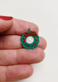 Image 1 of Christmas Wreath Potholder in 1:12 scale (1 piece)