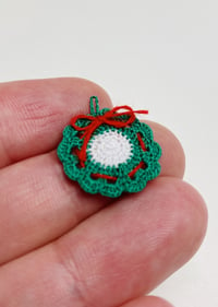 Image 2 of Christmas Wreath Potholder in 1:12 scale (1 piece)