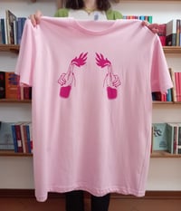 Image 1 of T-SHIRT MANI SULLE BOCCE (rosa e viola) - LAURA NOMISAKE