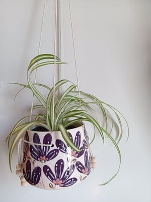 Image of Pot suspendu fleuri violet