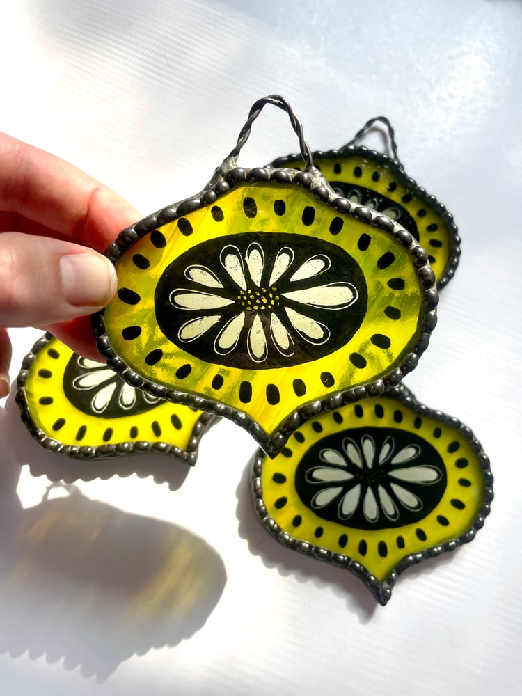 Image of Daisy Ornament, Lead Free