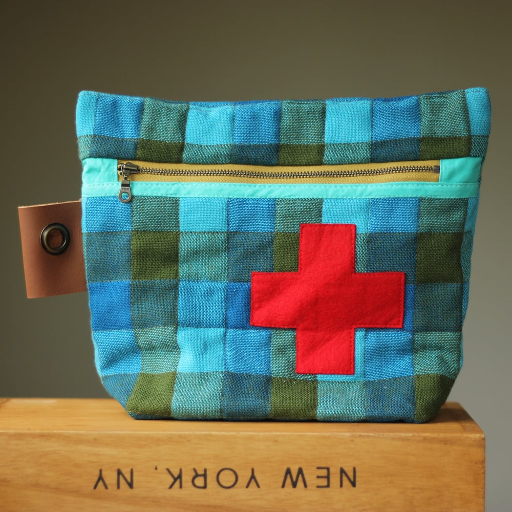 Image of  GERTIE - x - La biggy sized Quilted Carrier // First Aid pouch