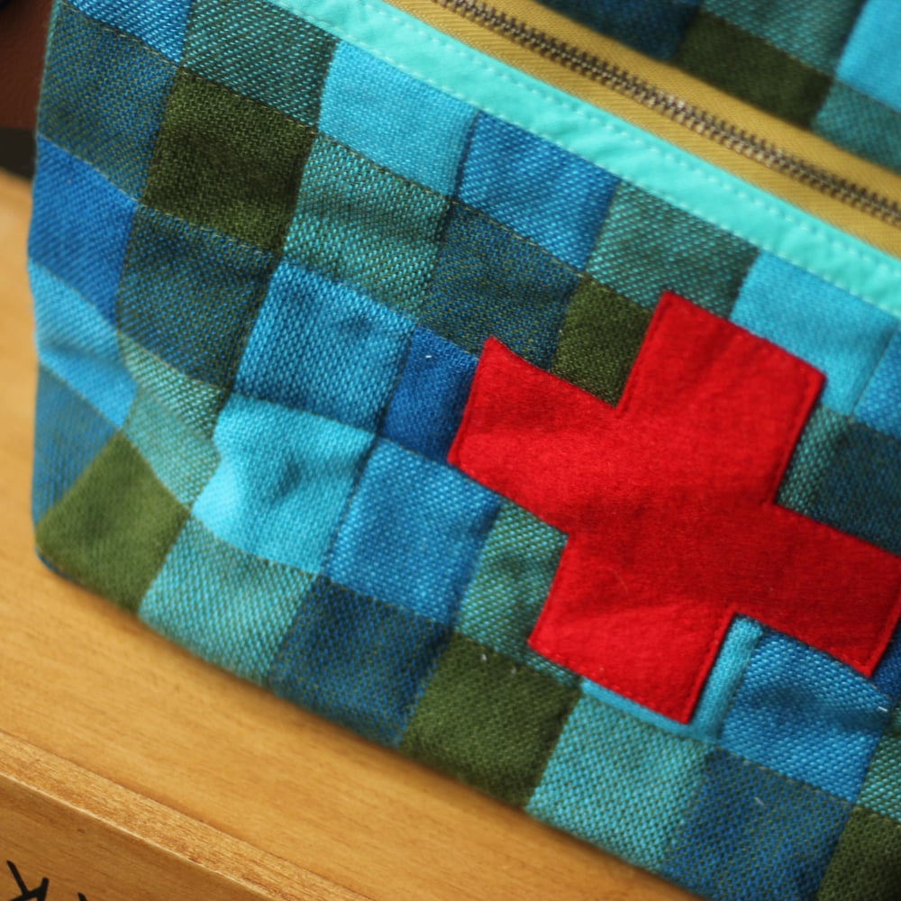Image of  GERTIE - x - La biggy sized Quilted Carrier // First Aid pouch