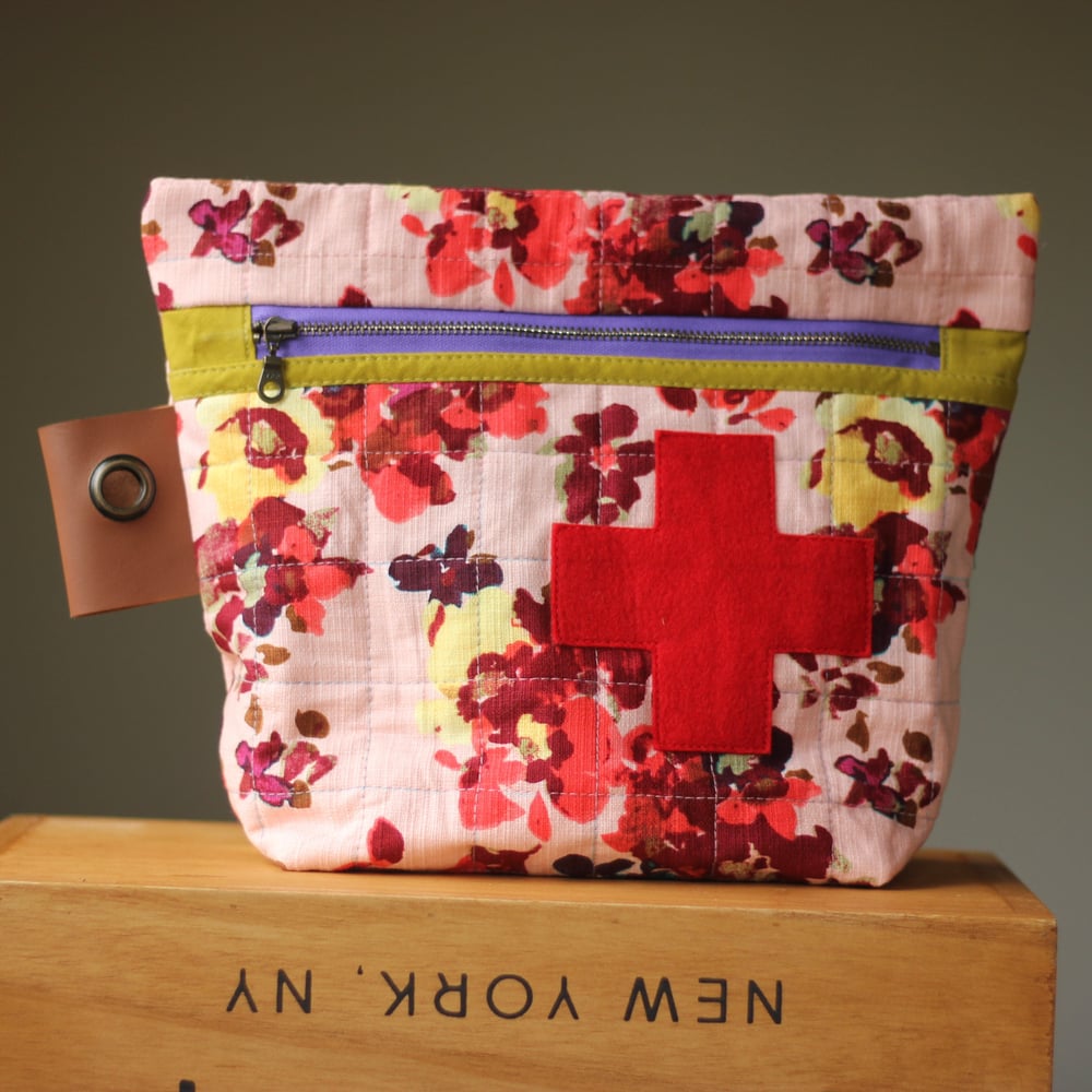 Image of  GERTIE - x - La biggy sized Quilted Carrier // First Aid pouch