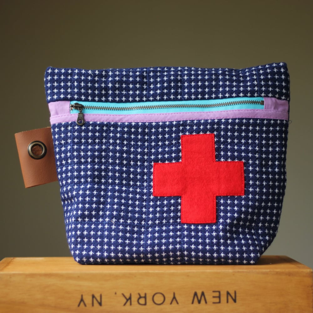 Image of  GERTIE - x - La biggy sized Quilted Carrier // First Aid pouch
