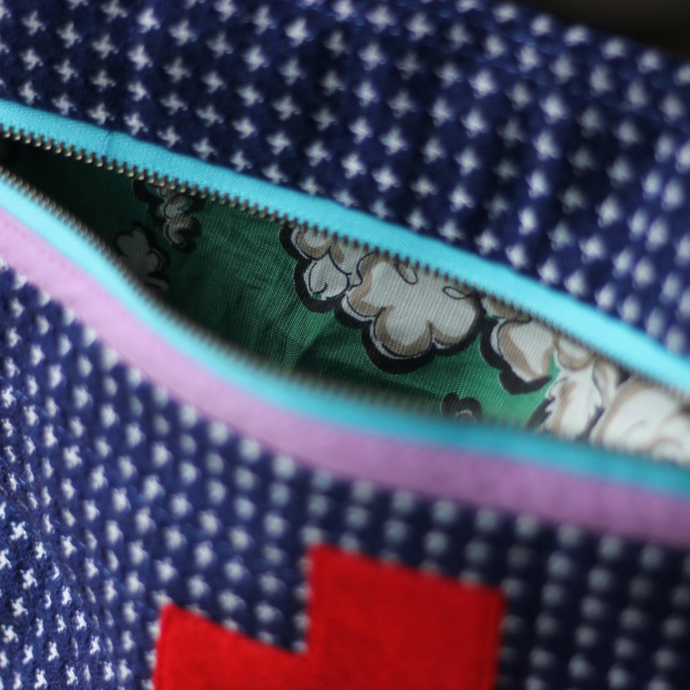 Image of  GERTIE - x - La biggy sized Quilted Carrier // First Aid pouch