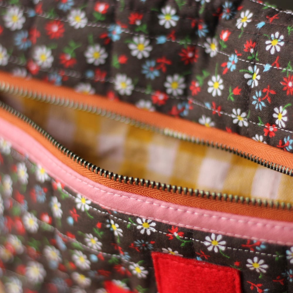 Image of  GERTIE - x - La biggy sized Quilted Carrier // First Aid pouch