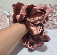 Image 2 of roxy feliz navidad scrunchie