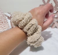 Image 6 of brownie feliz navidad scrunchie
