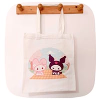 Tote bag de My Melody y Kuromi en una cita