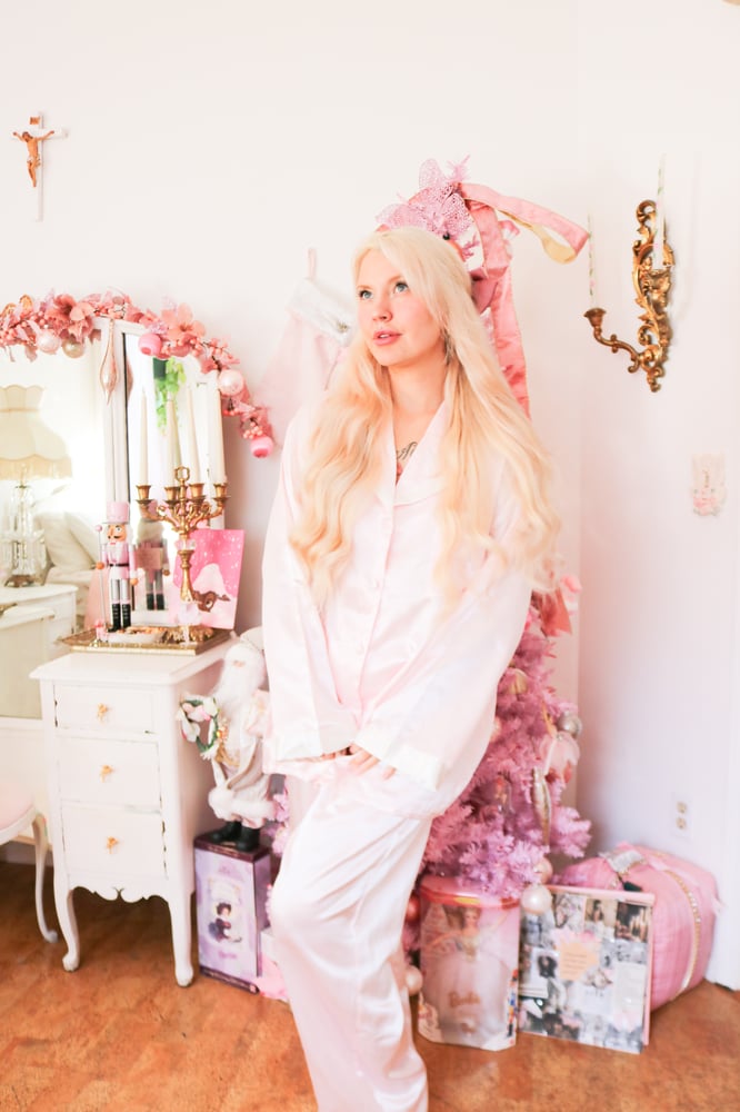 Image of NWTs 90s Today Tonight Silky Pastel Pink PJ Set with Faux Pearls and Floral Embriodery (Large)