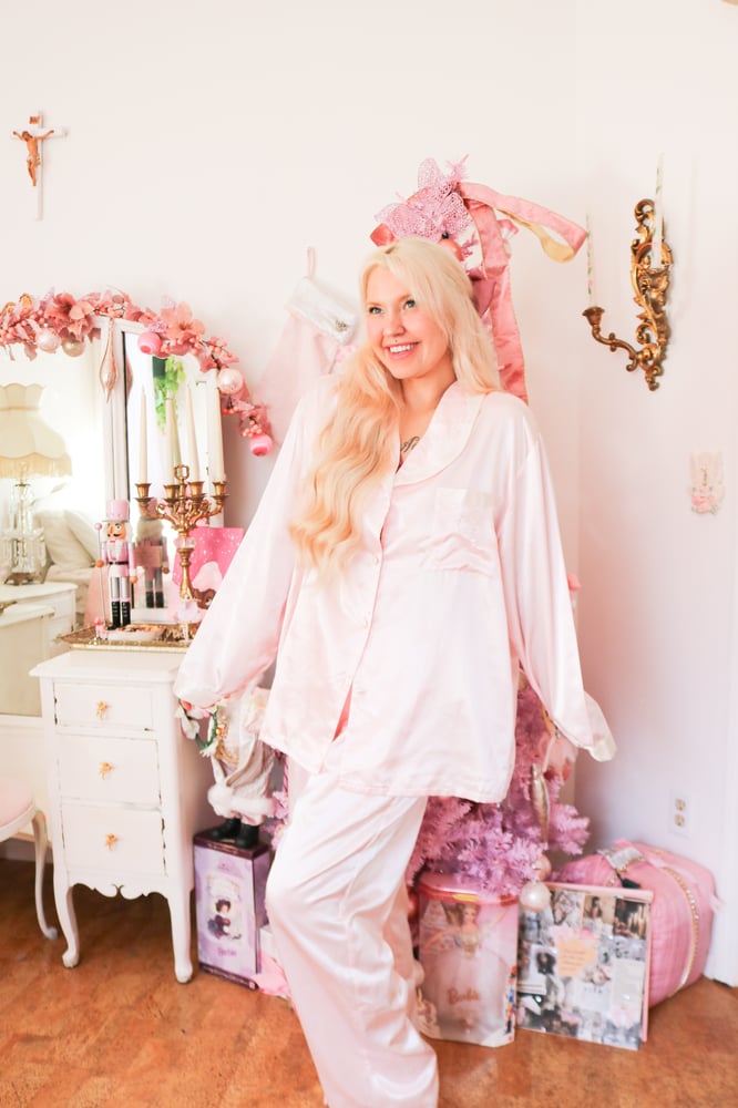 Image of NWTs 90s Today Tonight Silky Pastel Pink PJ Set with Faux Pearls and Floral Embriodery (Large)