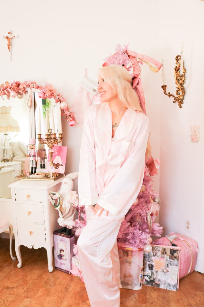 Image of NWTs 90s Today Tonight Silky Pastel Pink PJ Set with Faux Pearls and Floral Embriodery (Large)