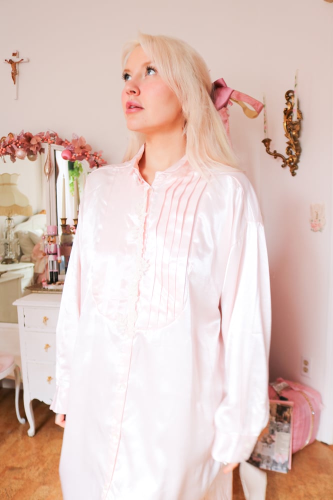 Image of NWTs Vintage 80s Aria Pastel Pink Button Up Nightgown with Applique Details (Medium)