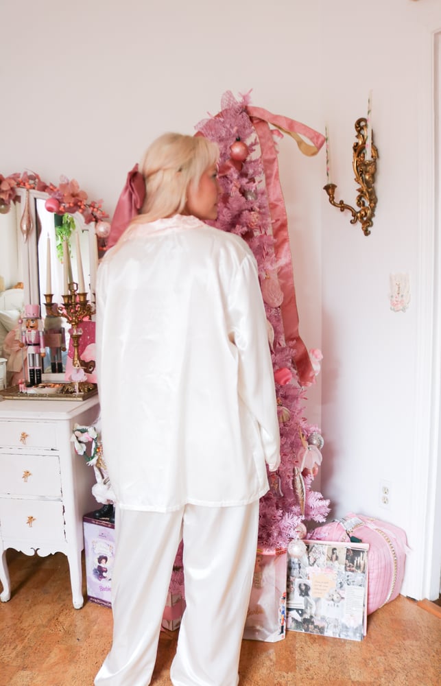 Image of NWTs 90s Today Tonight Silky PJ Set with Swirling Embroidery Details (Large)