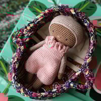 Image 1 of Ensemble crochet artisanal – Poupon Kaly, couffin en wax et linge de lit 3 pièces (N2)