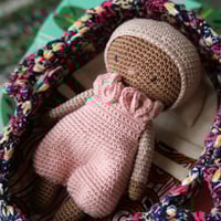 Image 2 of Ensemble crochet artisanal – Poupon Kaly, couffin en wax et linge de lit 3 pièces (N2)