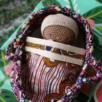 Image 3 of Ensemble crochet artisanal – Poupon Kaly, couffin en wax et linge de lit 3 pièces (N2)