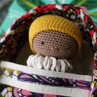 Image 4 of Ensemble crochet artisanal – Poupon Kaly, couffin en wax et linge de lit 3 pièces (N4)