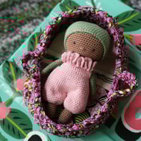 Image 1 of Ensemble crochet artisanal – Poupon Kaly, couffin en wax et linge de lit 3 pièces (N5)