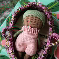 Image 2 of Ensemble crochet artisanal – Poupon Kaly, couffin en wax et linge de lit 3 pièces (N5)