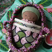 Image 3 of Ensemble crochet artisanal – Poupon Kaly, couffin en wax et linge de lit 3 pièces (N5)