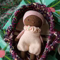 Image 1 of Ensemble crochet artisanal – Poupon Kaly, couffin en wax et linge de lit 3 pièces (N6)