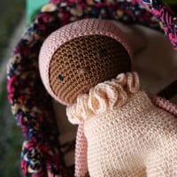 Image 3 of Ensemble crochet artisanal – Poupon Kaly, couffin en wax et linge de lit 3 pièces (N6)