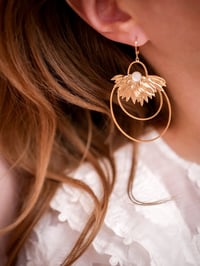 Image 4 of Grandes Boucles d'Oreilles FREYJA - Blanc