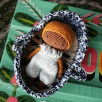 Image 1 of Ensemble crochet artisanal – Poupon Kaly, couffin en wax et linge de lit 3 pièces (N7)