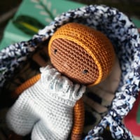 Image 3 of Ensemble crochet artisanal – Poupon Kaly, couffin en wax et linge de lit 3 pièces (N7)