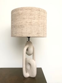 Image 2 of handshaped concrete tablelamp (natural)