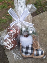 Oreo cookies with skate ornament