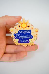 Image 2 of Pins en bois | Assigned magician at birth