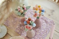 Image 3 of Bouquet de fleurs en laine et son vase en raphia