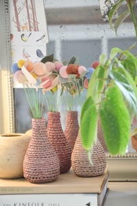 Image 2 of Bouquet de fleurs en laine et son vase en raphia