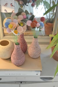 Image 4 of Bouquet de fleurs en laine et son vase en raphia