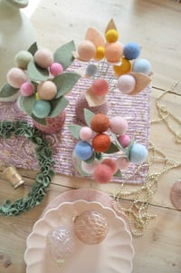 Image 5 of Bouquet de fleurs en laine et son vase en raphia