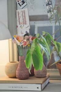Image 6 of Bouquet de fleurs en laine et son vase en raphia