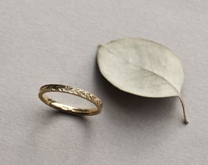 Image of 18ct yellow gold 2mm Laurel Leaf engraved ring