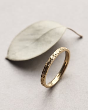 Image of 18ct yellow gold 2mm Laurel Leaf engraved ring