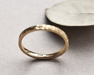 Image of 18ct yellow gold 2mm Laurel Leaf engraved ring