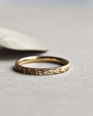 Image of 18ct yellow gold 2mm Laurel Leaf engraved ring