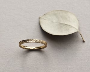 Image of 18ct yellow gold 2mm Laurel Leaf engraved ring