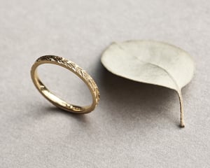 Image of 18ct yellow gold 2mm Laurel Leaf engraved ring